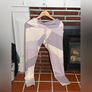 New with Tags Old Navy XL Striped Geometric Pattern Leggings
